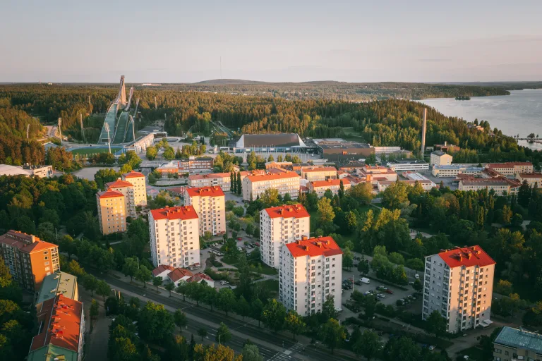 Ilmakuva Lahden keskustasta, kerrostaloja ja hyppyrimäet.