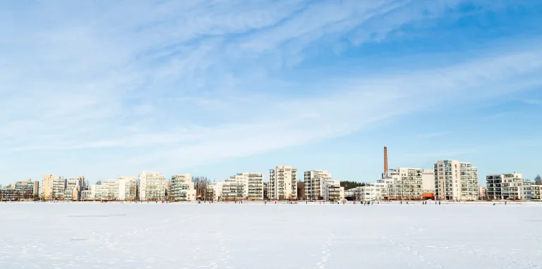 Talvinen maisema Lahdessa Ankkurin rannassa.