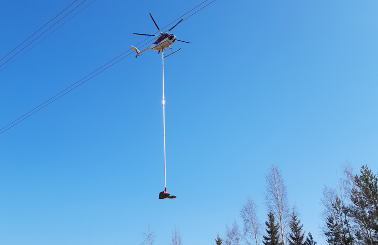 Helikopteri sahaa puiden latvoja.