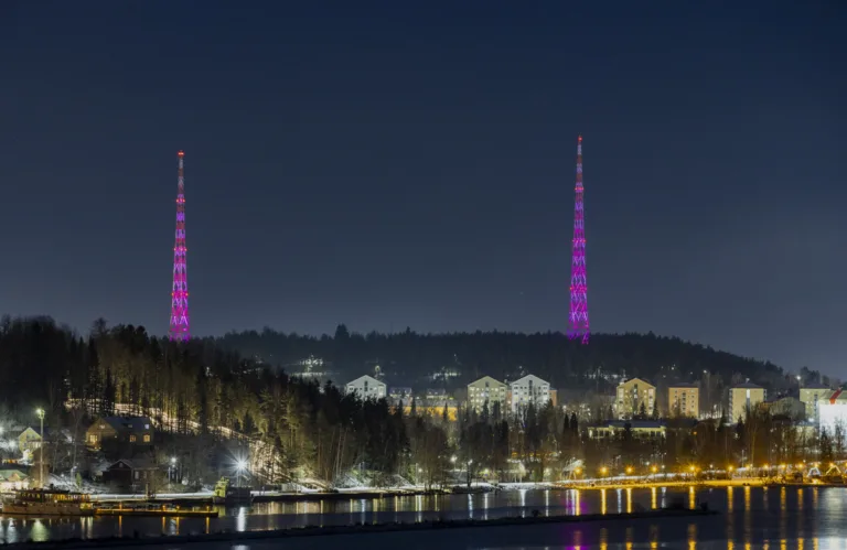 Lahden radiomastot valaistuna pinkiksi.